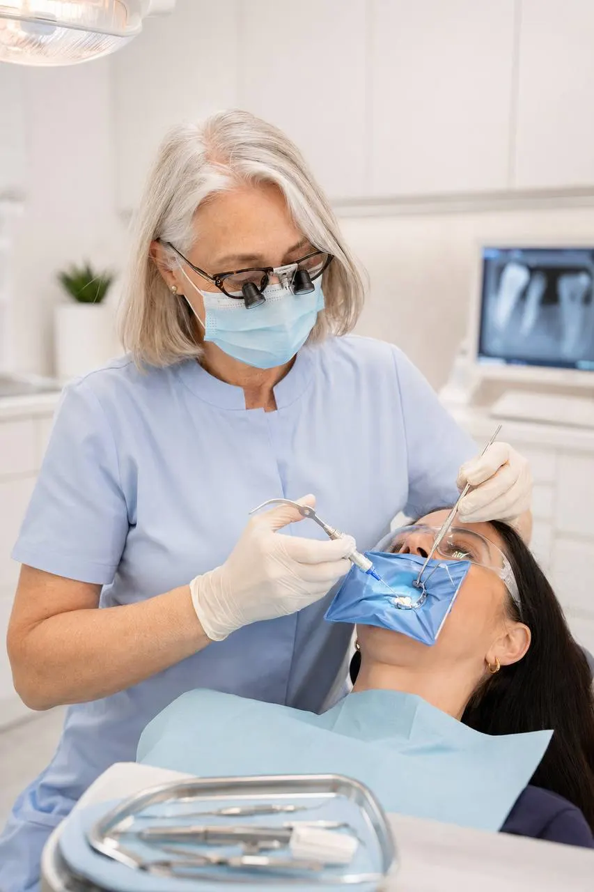 Dra. Myriam Villalobos realizando una endodoncia (tratamiento de conductos) en la Clínica Odontológica Sabadell